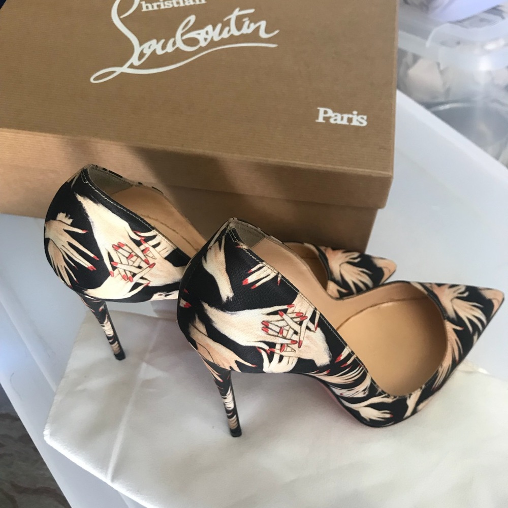 CL Pumps  N⭕️ Trades No⭕️ lowball offers please - Picture 3 of 5